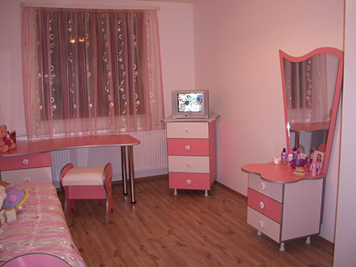 child's room in pink